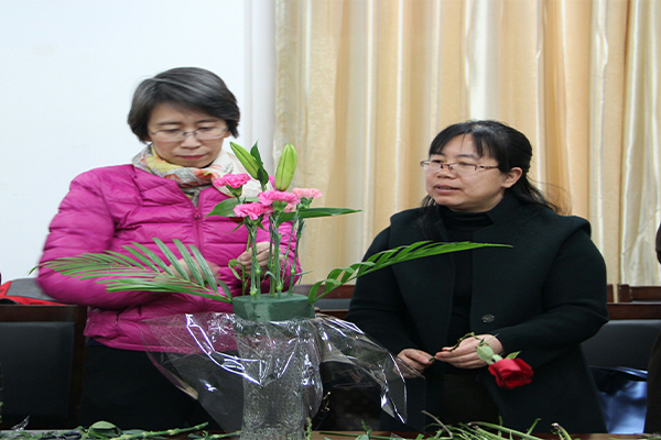 hg皇冠官网举办“花开巾帼,情融经管”教职工艺术插花大赛 hg皇冠官网举办“花开巾帼,情融经管”教职工艺术插花大赛