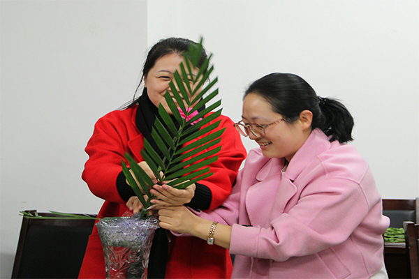 hg皇冠官网举办“花开巾帼,情融经管”教职工艺术插花大赛 hg皇冠官网举办“花开巾帼,情融经管”教职工艺术插花大赛