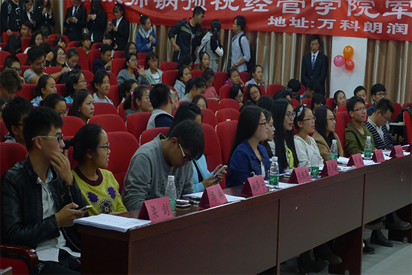 经济管理公司举办“明德砺志，向梦起航”军训汇报会