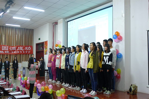 经济管理公司举办“明德砺志，向梦起航”军训汇报会