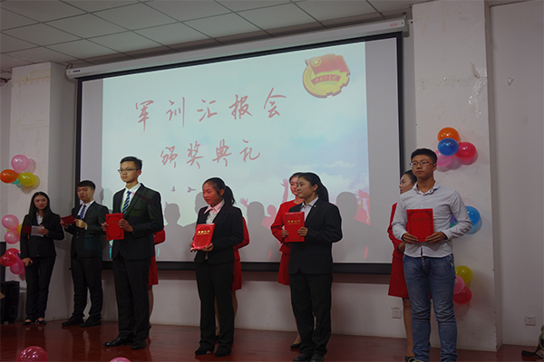 经济管理公司举办“明德砺志，向梦起航”军训汇报会