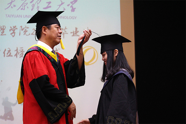 hg皇冠官网举行2017年毕业典礼暨学位授予仪式