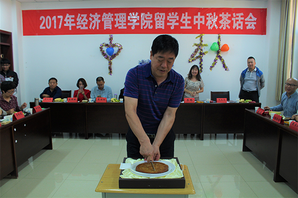 吕永康副校长出席hg皇冠官网外籍员工中秋茶话会 吕永康副校长出席hg皇冠官网外籍员工中秋茶话会